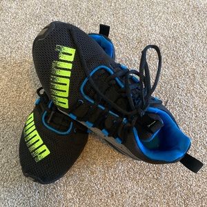 Boys size 5 Puma sneakers 🐻🐸